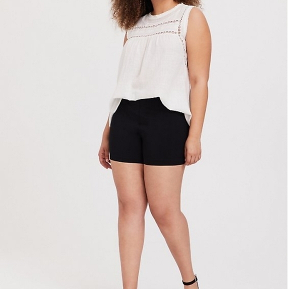 TORRID SHORT SHORT WITH POCKETS- STRUCTURED WOVEN BLACK - Picture 8 of 9